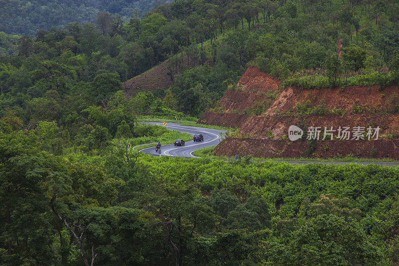 美丽的道路弯道风景，山在Pai, Mae Hong Son，泰国。